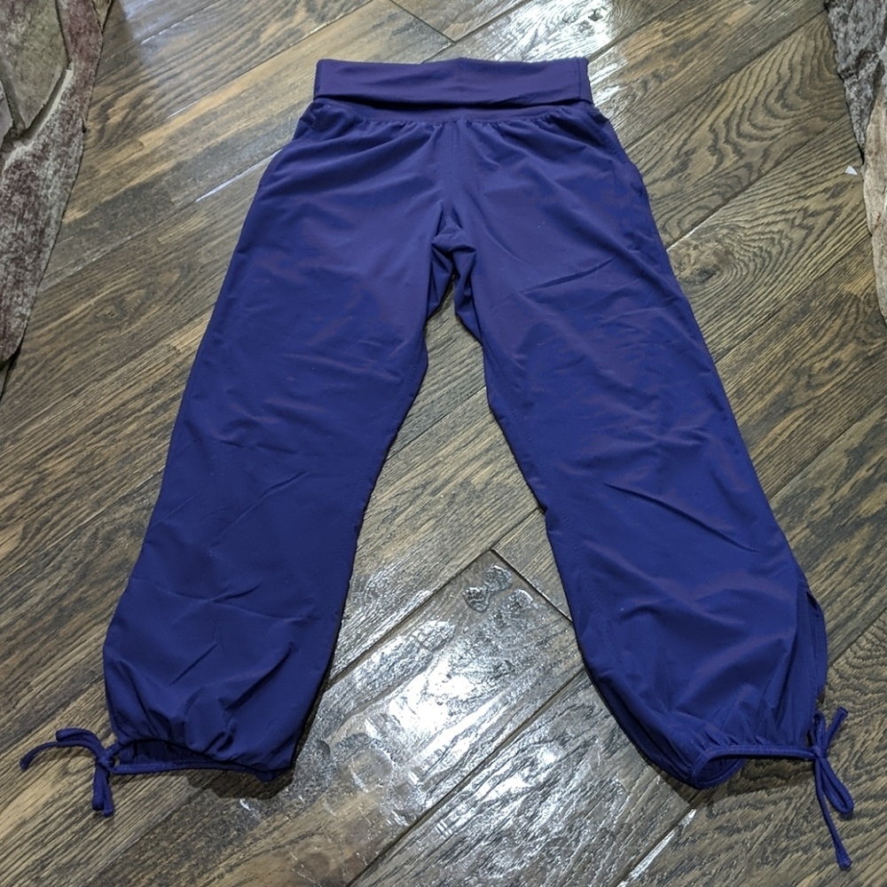 Lululemon Capri with Pockets and Tie Bottom - Picture 1 of 3